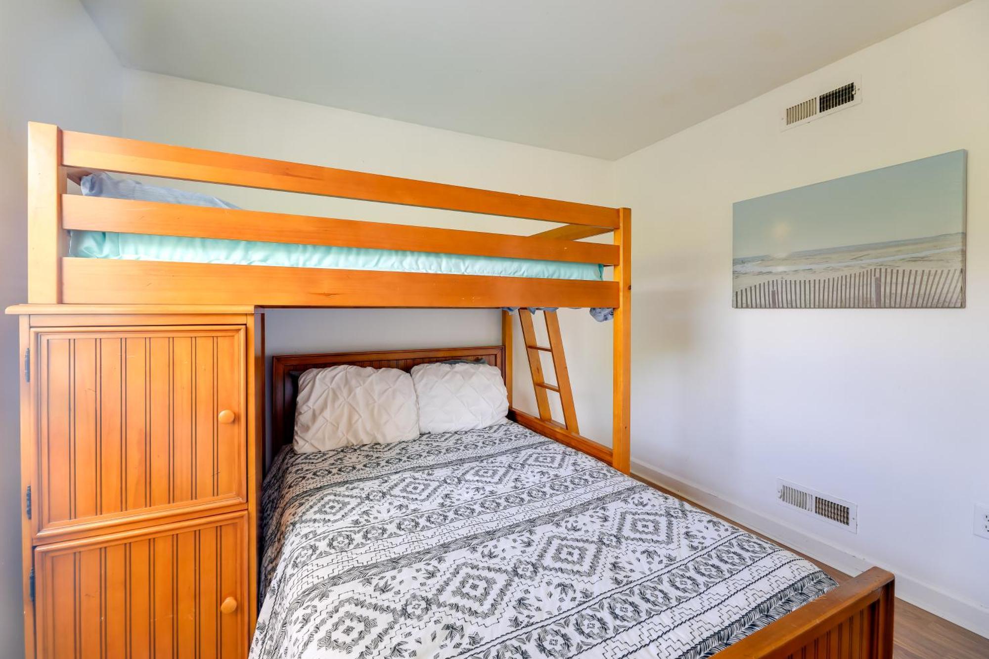 West Of The Moon Ocean Apt With Beach Access! Emerald Isle Kültér fotó